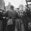 Lennart Green, Musiciens de rue, Berlin 1946, lambda print, 30x30cm, x/10.