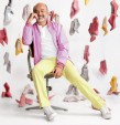 Christian Louboutin assis sur une chaise d'architecte de Friso Kramer