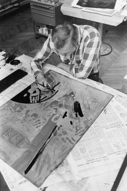 Jasper Johns travaillant sur une plaque de cuivre à l’atelier Crommelynck, 1981 Photographie : Piero Crommelynck © Piero Crommelynck