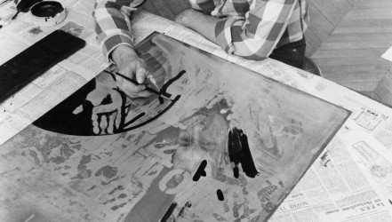 Jasper Johns travaillant sur une plaque de cuivre à l’atelier Crommelynck, 1981 Photographie : Piero Crommelynck © Piero Crommelynck