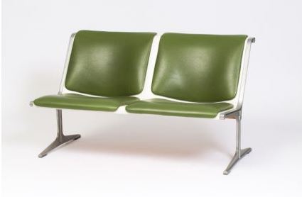 Friso Kramer, Banquette, 1967 Editions Wilkhahn Piètement en aluminium, structure en fibre de verre blanc, assise et dossier en skai vert 69 x 112,5 x 72 cm Cette banquette a été réalisée à l’occasion des Jeux Olympiques de Munich en 1972.