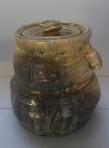 Yoh Tanimoto POT COUVERT, 2008 Terre réfractaire cuite au feu de bois, et émail obtenu à partir de cendres qui, à 1 300° se cristallisent. , 21 x 30 cm