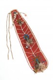 Croupière Stoney ou Cree Alberta, Canada, circa 1900 Velours, tissu (dont imprimé), perles de Murano, cônes de métal, lanières de peau, bouton de métal 47x12cm
