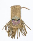 Sac perlé Cree Saskatchewan, Canada, circa 1900 Peau, perles, fils de coton, lanière de cuir 27 x 8,5 cm