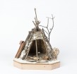 Maquette d’une hutte Abnaki Maine, USA, 1960 - 70 Bois, écorce, peau, cailloux, cordelette, fil 31x26 cm