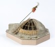 Maquette d’une hutte Mandan Dakota du Nord, USA, 1960 - 70 Bois, terre, cailloux, peau, peinture, laine, plumes, cordelette, fil, mousse végétale 13 x 35 cm