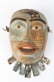 Masque mortuaire de femme Tlingit, 1965 - 75 Bois, abalone (labret, pedants d’oreilles et collier), peinture, lanière de peau, corde 23 x 17,5 cm