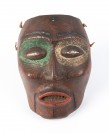 Masque mortuaire Nootka, 1965 - 75 Bois (cèdre rouga), abalone (yeux), peinture, lanière de peau 22,5 x 16,5 cm