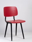 Friso Kramer Chaise Revolt, 1953 Ahrend de Cirkel Assise et dossier rouge en ciranol et structure noire en tôle d’acier plié 80,5 x 44,5 x 48 cm