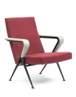 Friso Kramer Fauteuil Repose, 1960 Ahrend de Cirkel Assisse et dossier en tissu bordeaux d’origine, accoudoirs gris en skai et piètement compas noir en tôle d’acier 80 x 51 x 51 cm