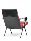 Friso Kramer Fauteuil Repose, 1960 Ahrend de Cirkel Assisse et dossier en tissu bordeaux d’origine, accoudoirs gris en skai et piètement compas noir en tôle d’acier 80 x 51 x 51 cm