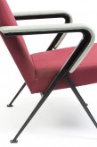 Friso Kramer Fauteuil Repose, 1960 Ahrend de Cirkel Assisse et dossier en tissu bordeaux d’origine, accoudoirs gris en skai et piètement compas noir en tôle d’acier 80 x 51 x 51 cm