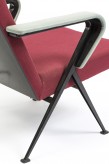 Friso Kramer Fauteuil Repose, 1960 Ahrend de Cirkel Assisse et dossier en tissu bordeaux d’origine, accoudoirs gris en skai et piètement compas noir en tôle d’acier 80 x 51 x 51 cm