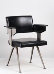 Friso Kramer Fauteuil Resort, 1960 Ahrend Asssie et dossier en skai noir, piètement gris en tôle d’acier 83 x 63 x 57 cm