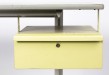 Friso Kramer Bureau Professeur et chaise Revolt, 1955 et 1953 Ahrend de Cirkel Plateau en formica et structure triangulaire typique en tôle d’acier gris Dossier en ciranol jaune, assise en ciranol blanc et structure grise en tôle d’acier plié 75 x 125 x 60 et 80,5 x 44,5 x 48 cm