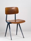 Friso Kramer Chaise Result, 1958 Ahrend Assise et dossier en bois et structure bleu en tôle d’acier 80 x 42,5 x 44 cm