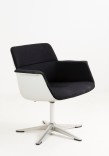 Friso Kramer Fauteuil coque (ou Fauteuil Président 250-5), 1968 Wilkhahn Assise et dossier en tissu noir d’origine, coque blanche en fibre de verre renforcée, peinte et laquée, et pied en étoile à 5 branches en aluminium 80 x 75 x 60 cm