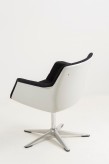 Friso Kramer Fauteuil coque (ou Fauteuil Président 250-5), 1968 Wilkhahn Assise et dossier en tissu noir d’origine, coque blanche en fibre de verre renforcée, peinte et laquée, et pied en étoile à 5 branches en aluminium 80 x 75 x 60 cm