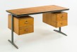 Friso Kramer Bureau Plateau et tiroirs en bois, piètement gris en tôle d’acier 140 x 65 x 77 cm