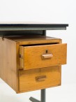 Friso Kramer Bureau Plateau et tiroirs en bois, piètement gris en tôle d’acier 140 x 65 x 77 cm