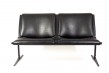 Friso Kramer Banquette, 1967 Wilkhahn Piètement noir en aluminium, dossier et assise en fibre de verre et ski noir 69 x 112,5 x 72 cm