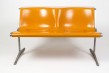 Friso Kramer Banquette, 1967 Wilkhahn Piètement gris en aluminium, dossier et assise en fibre de verre et ciranol 69 x 112,5 x 72 cm