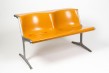 Friso Kramer Banquette, 1967 Wilkhahn Piètement gris en aluminium, dossier et assise en fibre de verre et ciranol 69 x 112,5 x 72 cm